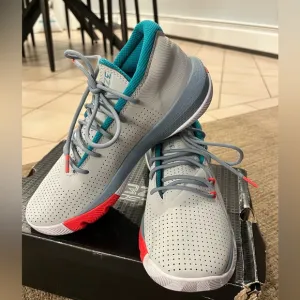 💥 NWB-Girls Under Armour Sz. 6.5 3ZERO 111 / Gray