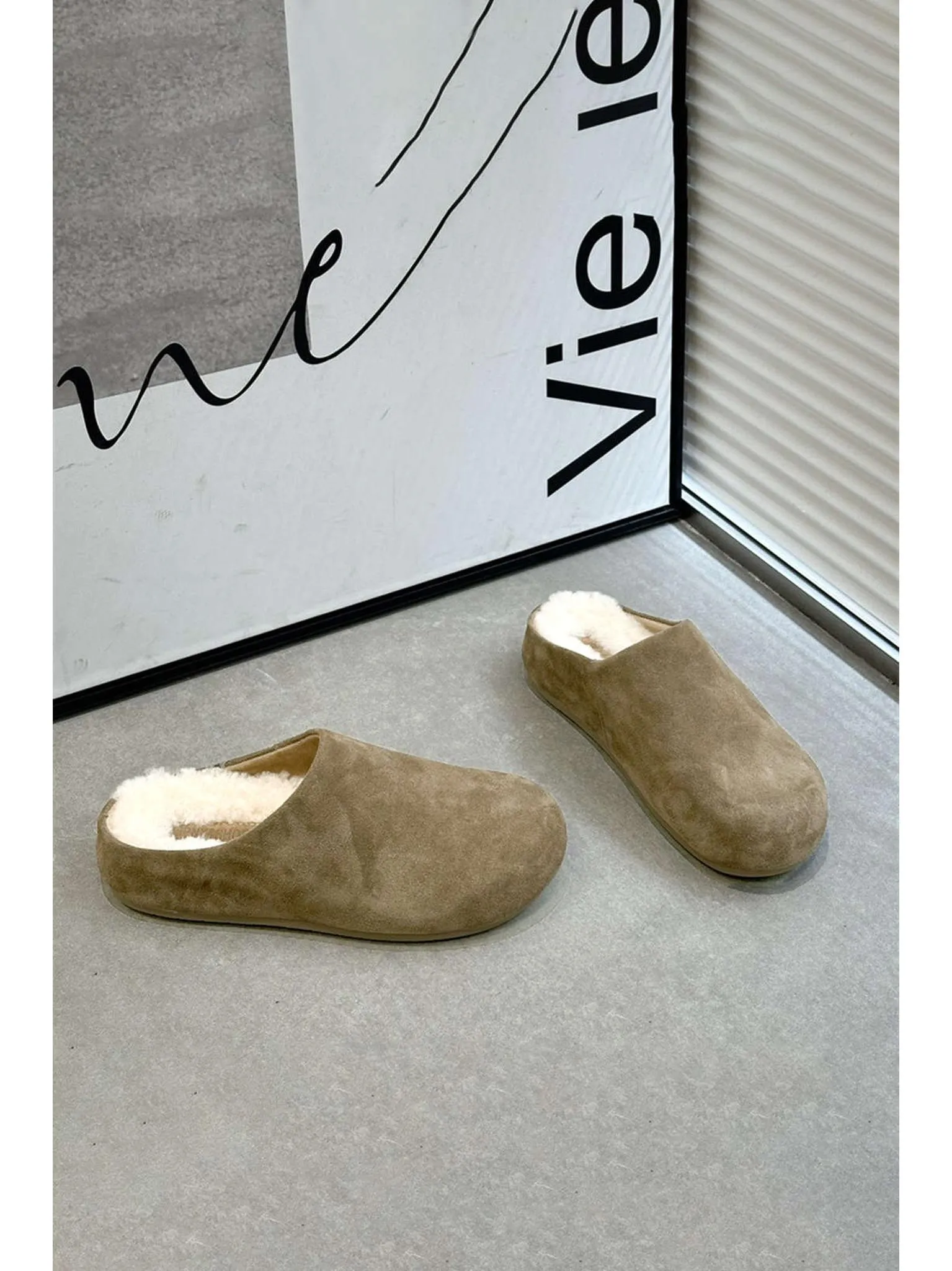 Suede Retro Round Toe Flats in Classic Style