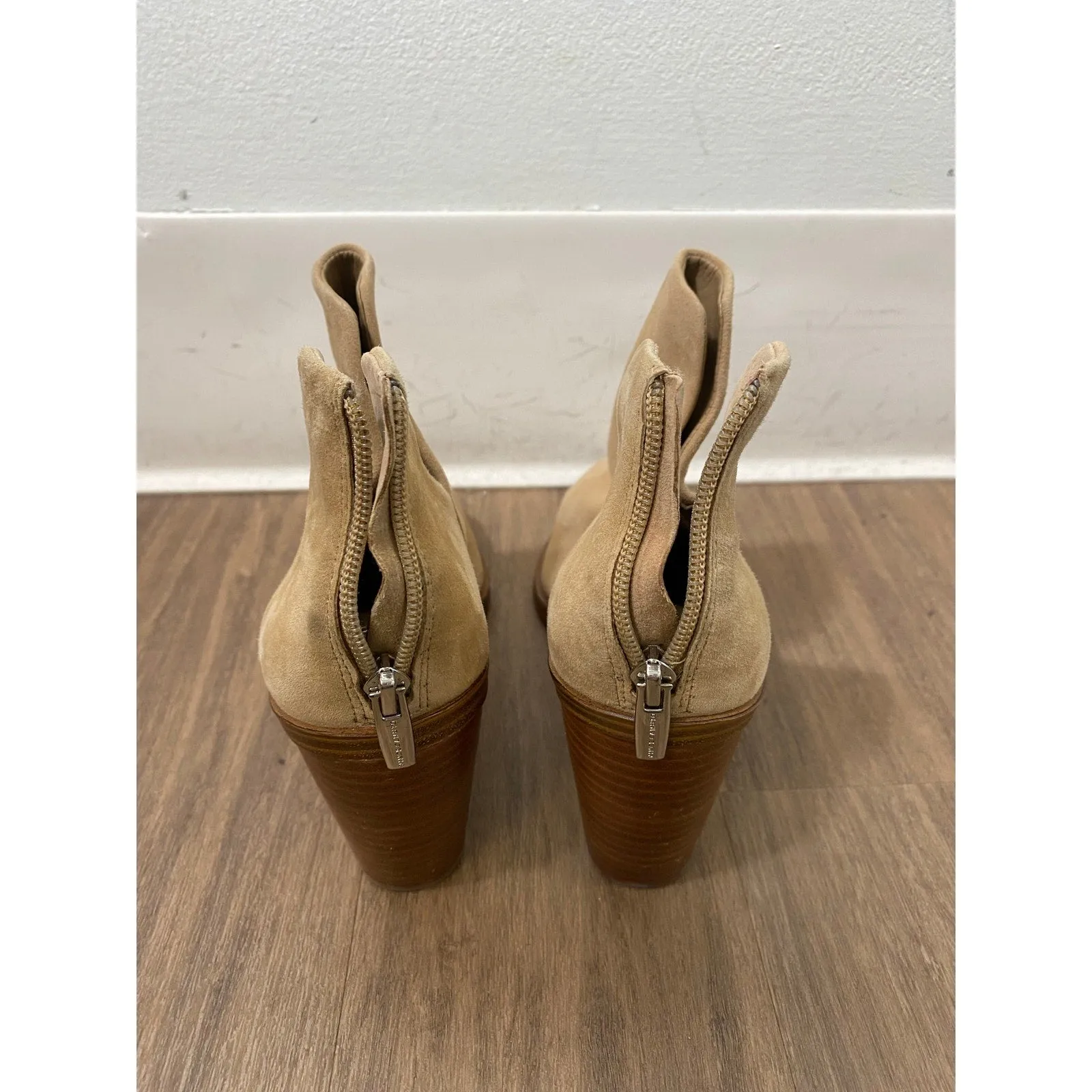 Vince Camuto Pointed Toe Tan Suede Booties with Chunky Heel Sz 9.5