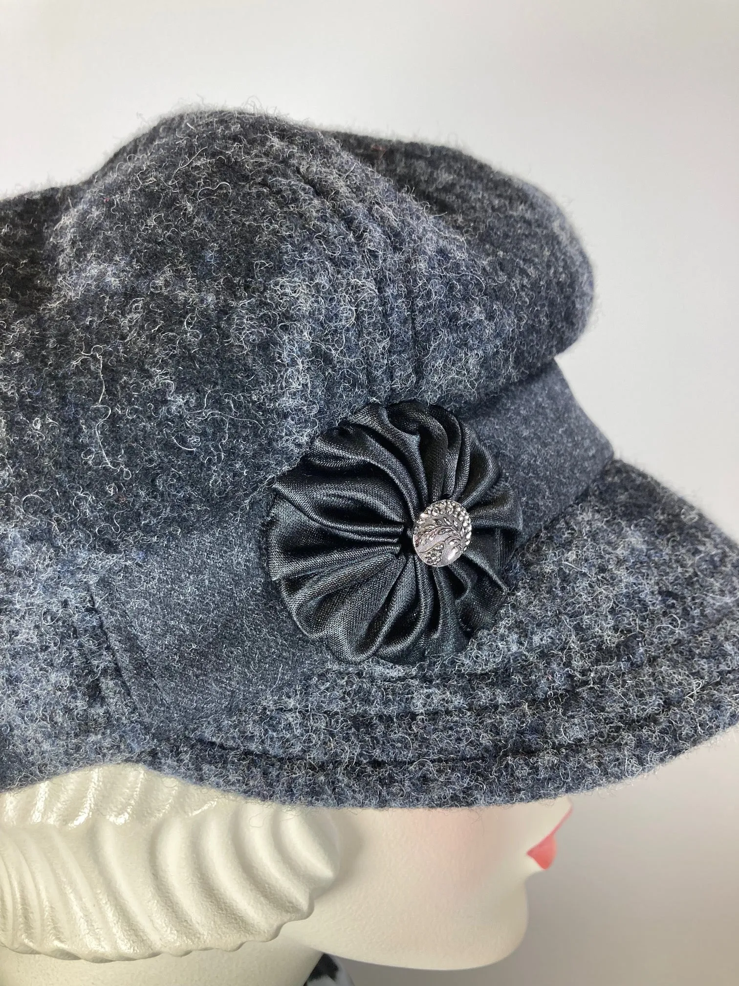 Womens black and gray Hat. Soft Newsboy Hat. Slouchy Newsboy Cap. Ladies Warm Winter Hat. Classic ladies paperboy hat. Cabbie hat women.